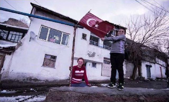 Bayrak Fotoğrafı Yarışmasıyla, Kumpas Mağdurları Ve Terör Şehitleri Yaşatılacak