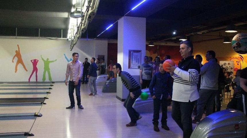 Uedaş &Ccedil;alışanları Bowling Oynayarak Stres Atıyor