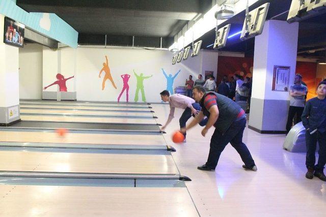 Uedaş Çalışanları Bowling Oynayarak Stres Atıyor