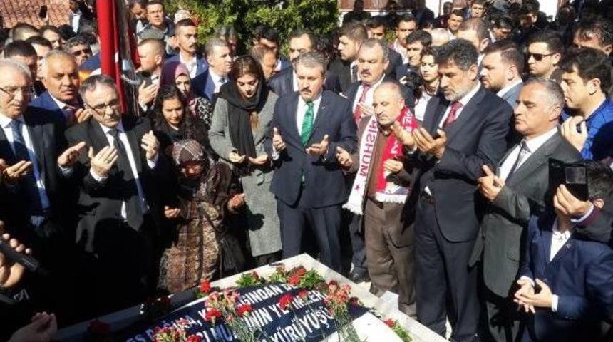 Muhsin Yazıcıoğlu, &Ouml;l&uuml;m&uuml;n&uuml;n 8'inci Yılında Mezarı Başında Anıldı