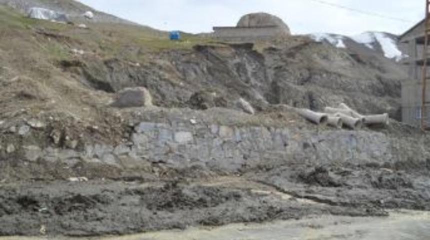 Yola İnen Toprak Tehlike Sa&ccedil;ıyor