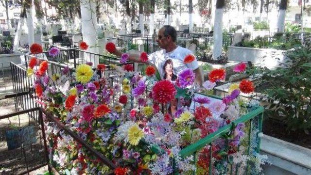 Eşinin Mezarını Çiçek Bahçesine Çevirdi