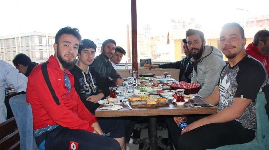 Bilecikspor, Pazaryeri Ma&ccedil;ı &Ouml;ncesi Kahvaltıda Bir Araya Geldi