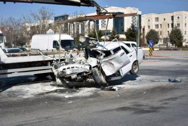 Tır, Otomobili Biçti: 1 Ağır Yaralı