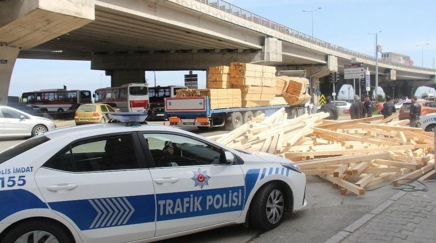 Tır Devrilme Tehlikesi Ge&ccedil;irdi, Keresteler Yola Sa&ccedil;ıldı