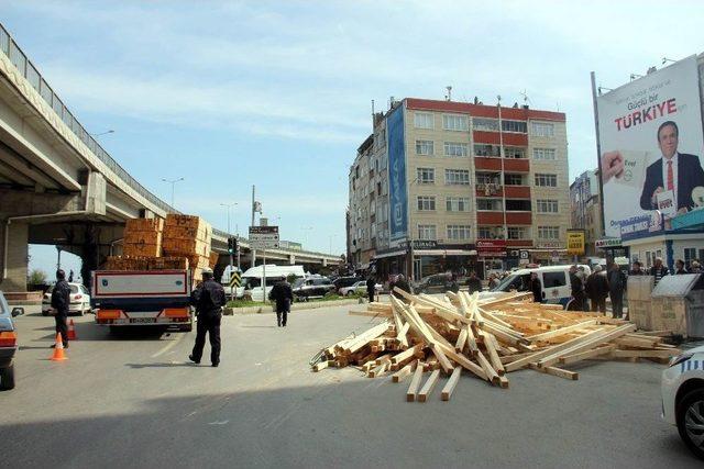 Tır Devrilme Tehlikesi Geçirdi, Keresteler Yola Saçıldı