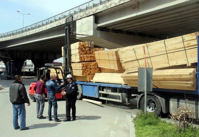 Tır Devrilme Tehlikesi Geçirdi, Keresteler Yola Saçıldı