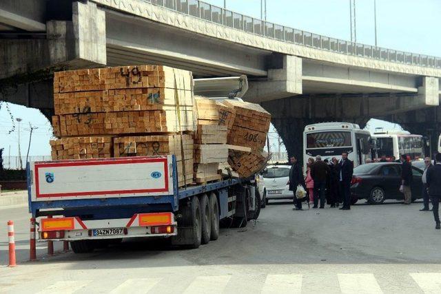 Tır Devrilme Tehlikesi Geçirdi, Keresteler Yola Saçıldı