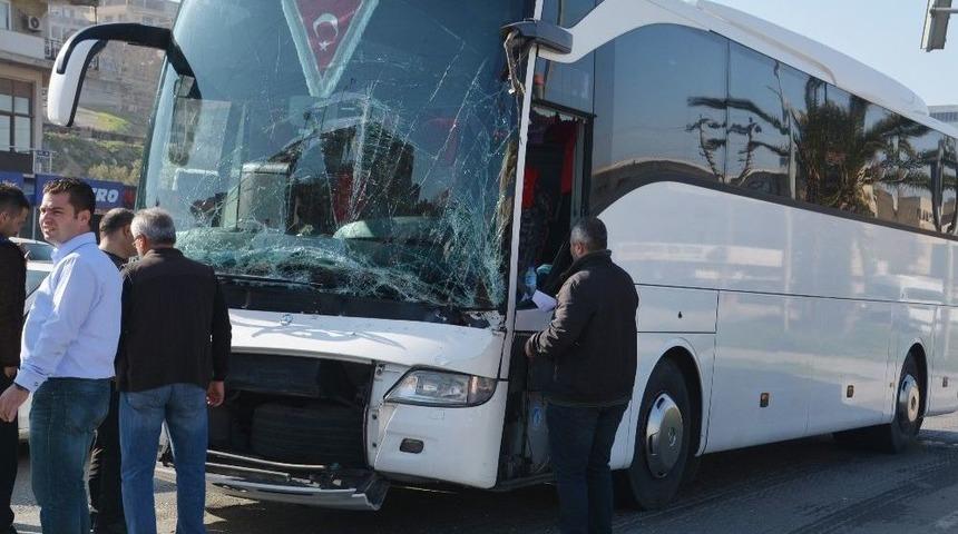 Tur Otob&uuml;s&uuml; İle Tır &Ccedil;arpıştı, Yolcular Dehşeti Yaşadı