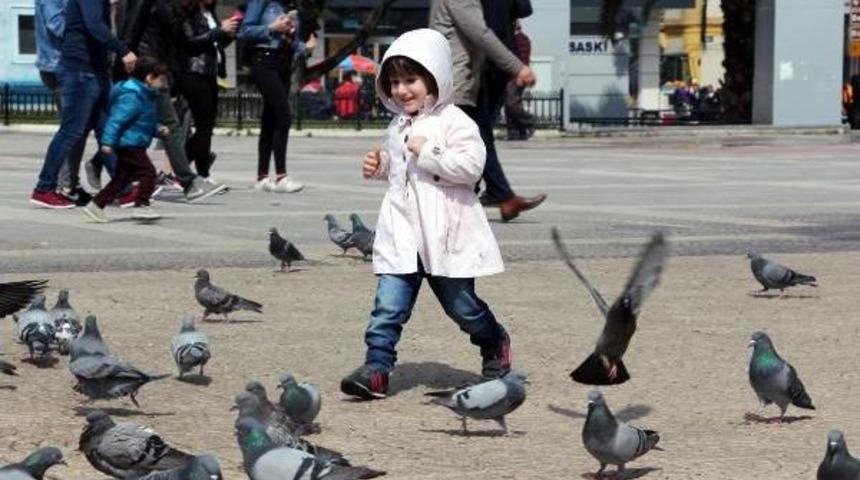 G&uuml;vercinleri Minikler Besledi