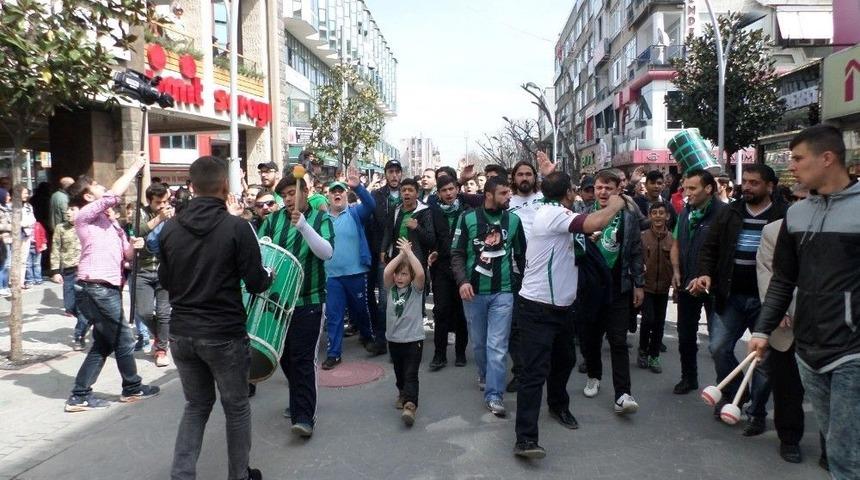 Sakaryaspor Taraftarı Orduspor Ma&ccedil;ı &Ouml;ncesi Y&uuml;r&uuml;d&uuml;