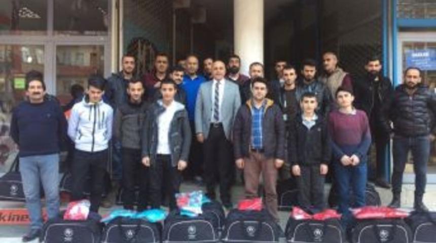 Hakkari&rsquo;de 44 Takım, 800 Sporcuya Malzeme Desteği