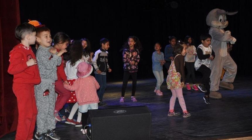 Minikler, Masal Kahramanları M&uuml;zikalinde Stres Attılar