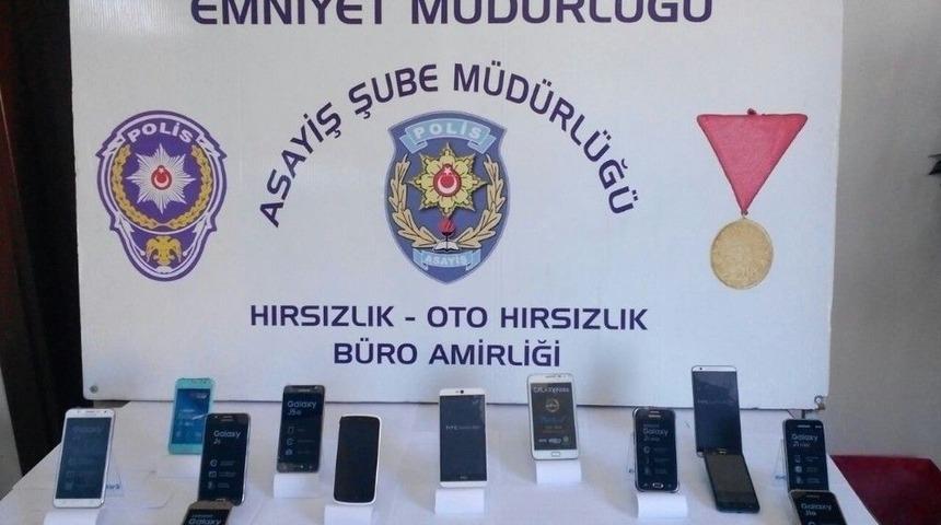 &Ccedil;aldıkları Cep Telefonlarını Hayvan Dışkısına Saklamışlar