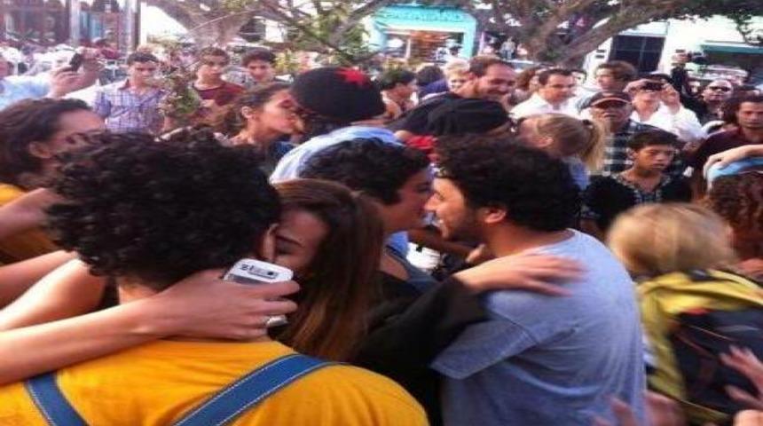 Fas'ta &ouml;p&uuml;şme eylemi