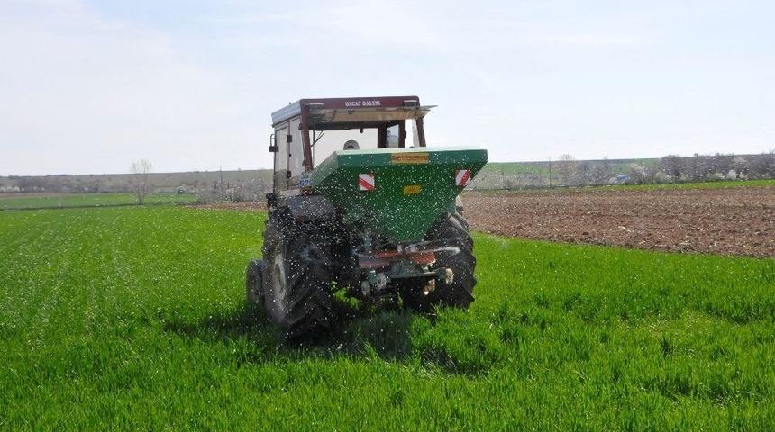 Trakya&rsquo;da &Ccedil;ift&ccedil;iler Buğday G&uuml;breleme Mesaisine Başladı