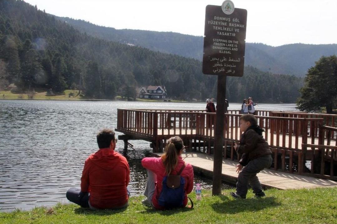 Tatilciler Haftasonunda G&ouml;lc&uuml;k&rsquo;e Akın Ettiler