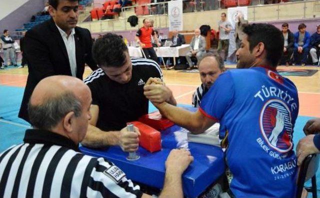 Engelliler Bilek Güreşi Türkiye Şampiyonası'nda Heyecan