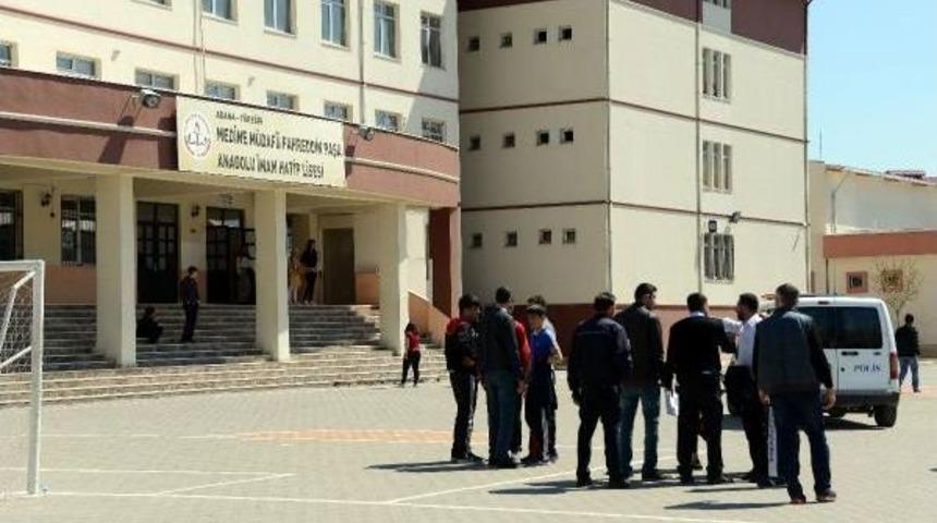 Okul Bah&ccedil;esinde Silahlı Kavga: 3 Yaralı