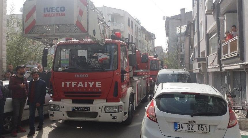 &Ccedil;ıkan Yangında Yaşlı Kadın Ve Torunu Dumandan Etkilendi