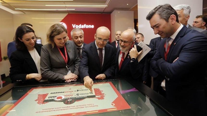 Başbakan Yardımcısı Şimşek Ve Ulaştırma Bakanı Arslan, Vodafone Standını Ziyaret Etti