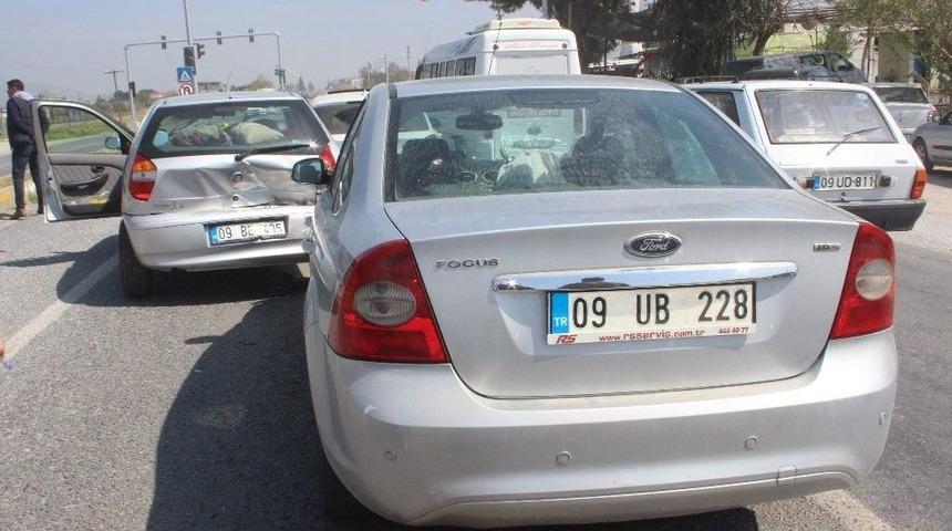 Aydın&rsquo;da Kaza; Kırmızı Işıkta Ara&ccedil;lar Birbirine Girdi