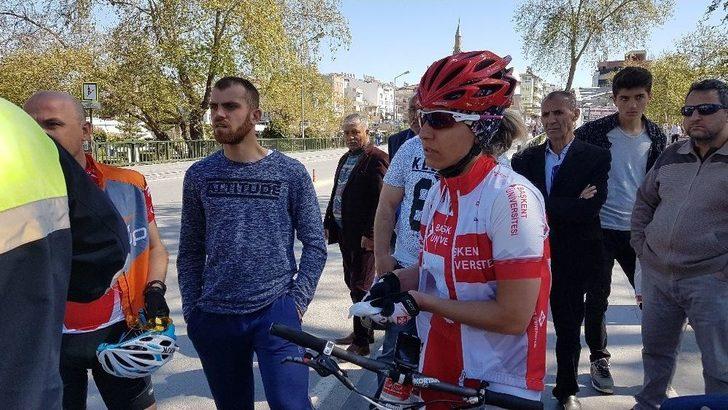 Milli Bisikletçiye Motosiklet Çarptı G1