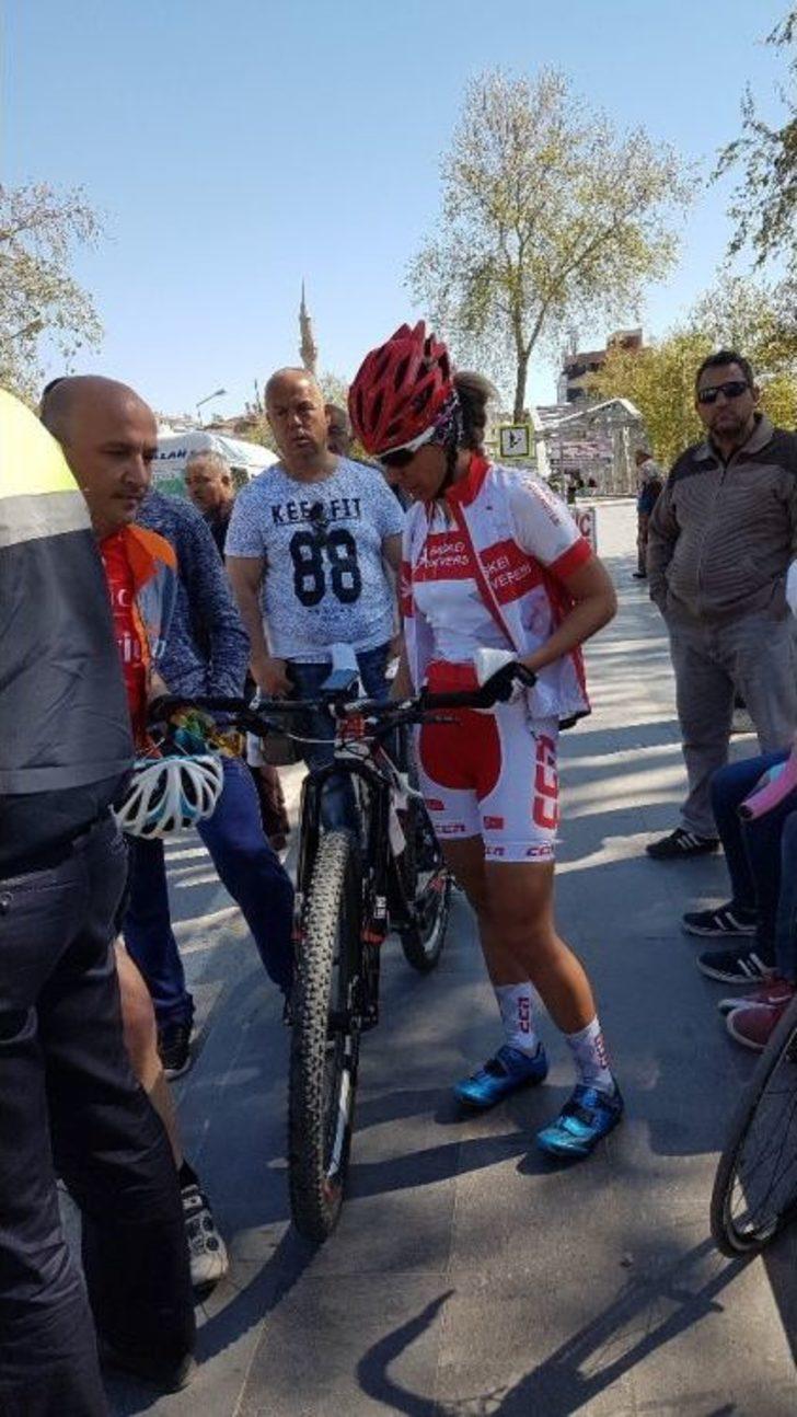 Milli Bisikletçiye Motosiklet Çarptı G4