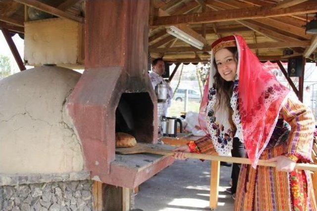 Aşçı Adaylarına Uygulamalı Köy Ekmeği Yapımı Dersi