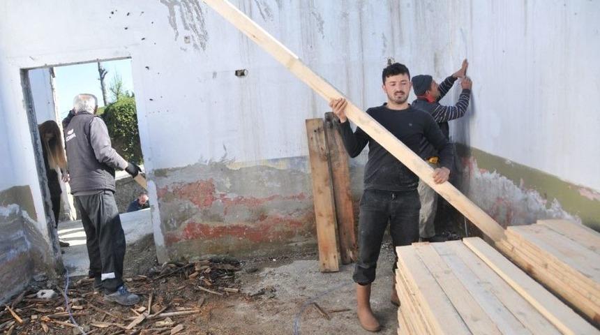 Okullarının Tadilatını Kendileri Yapıyor