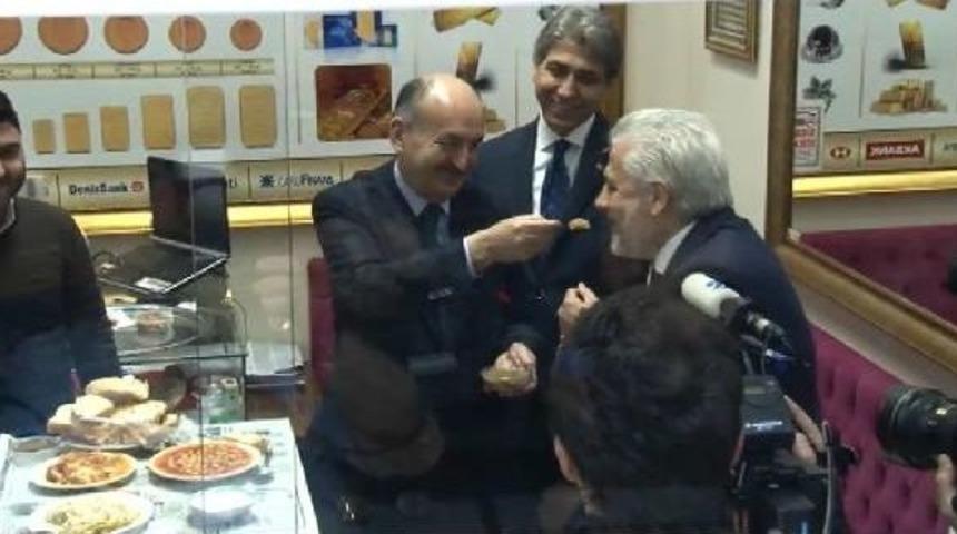 Bakan M&uuml;ezzinoğlu'ndan Kapalı&ccedil;arşı'ya Referandum Ziyareti