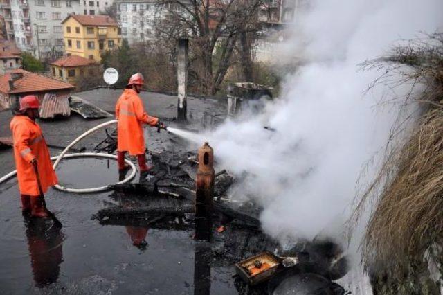 Zonguldak'ta Evin Üstündeki Kömürlük Yandı