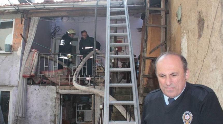 Tavşanlı&rsquo;da &Ccedil;ıkan Yangında 2 Katlı Ev K&uuml;le D&ouml;nd&uuml;
