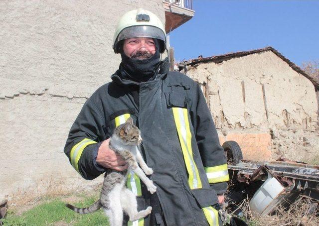 Tavşanlı’da Çıkan Yangında 2 Katlı Ev Küle Döndü