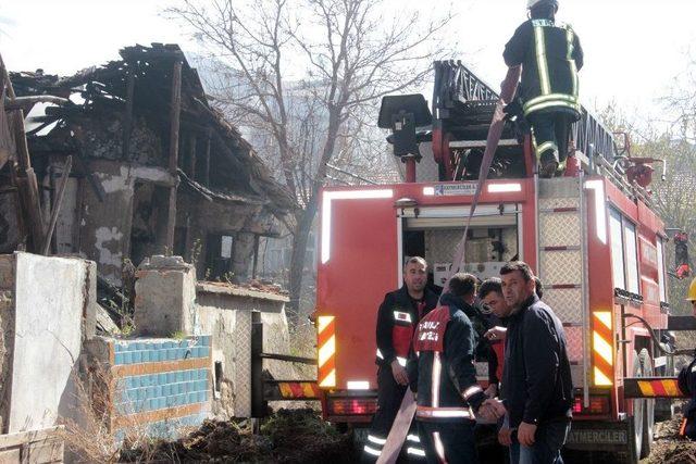 Tavşanlı’da Çıkan Yangında 2 Katlı Ev Küle Döndü