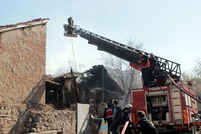 Tavşanlı’da Çıkan Yangında 2 Katlı Ev Küle Döndü