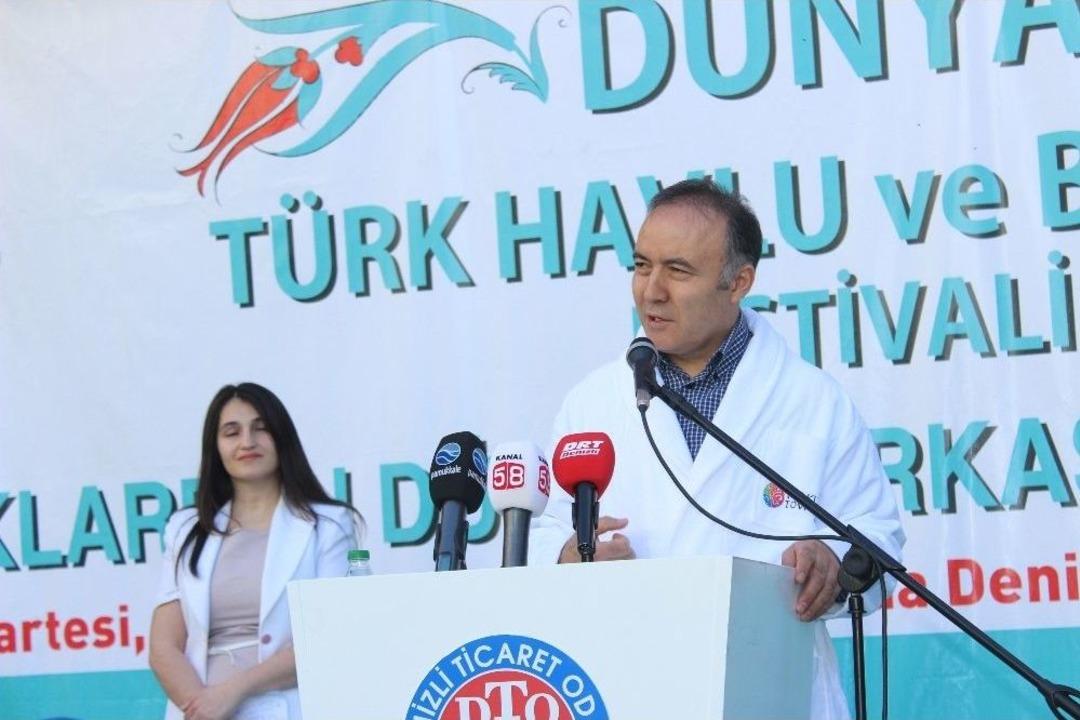 Protokol Bornoz Giyip Sokağa D&ouml;k&uuml;ld&uuml;