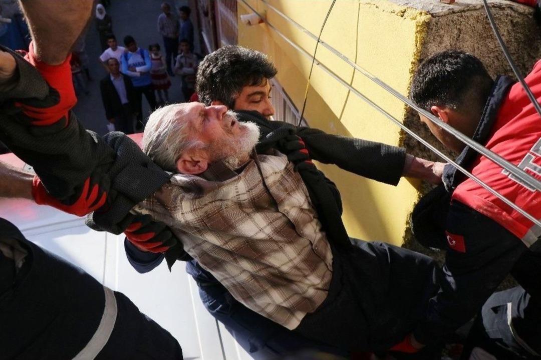 Damdan Boşluğa D&uuml;şen Yaşlı Adamı İtfaiye Kurtardı