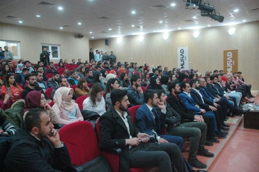 Veyis Ateş Tecr&uuml;belerini Gen&ccedil;lerle Paylaştı