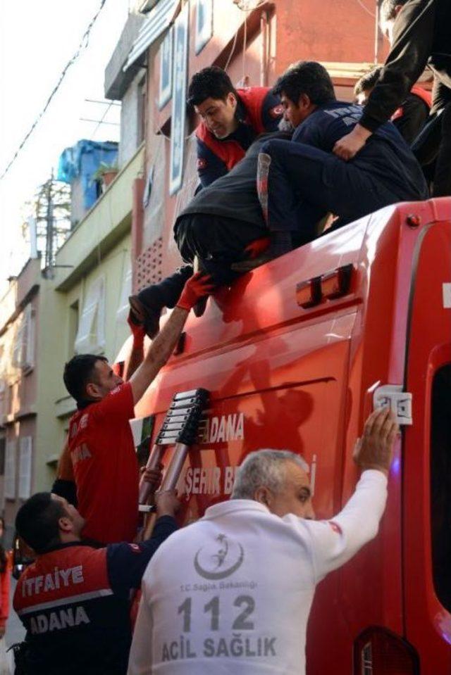 Damdan Düşen Yaşlı Adam, Sağlık Görevlilerine Direndi