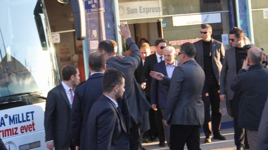 Başbakan Binali Yıldırım &Ccedil;ay İ&ccedil;meye Davet Eden Esnafı Kırmadı