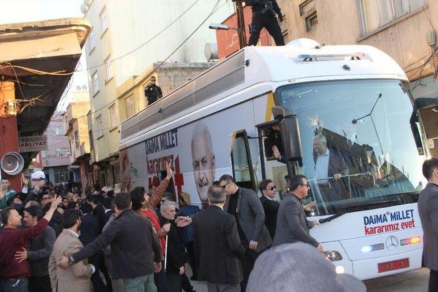 Başbakan Binali Yıldırım Çay İçmeye Davet Eden Esnafı Kırmadı