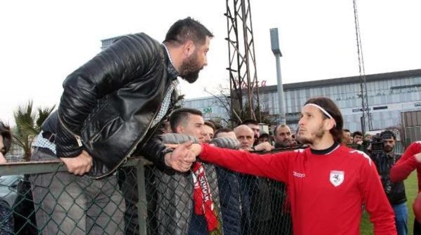 Samsunspor'da Taraftarlarla Futbolcular Arasında Gerginlik