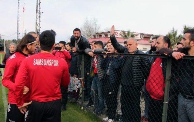 Samsunspor'da Taraftarlarla Futbolcular Arasında Gerginlik