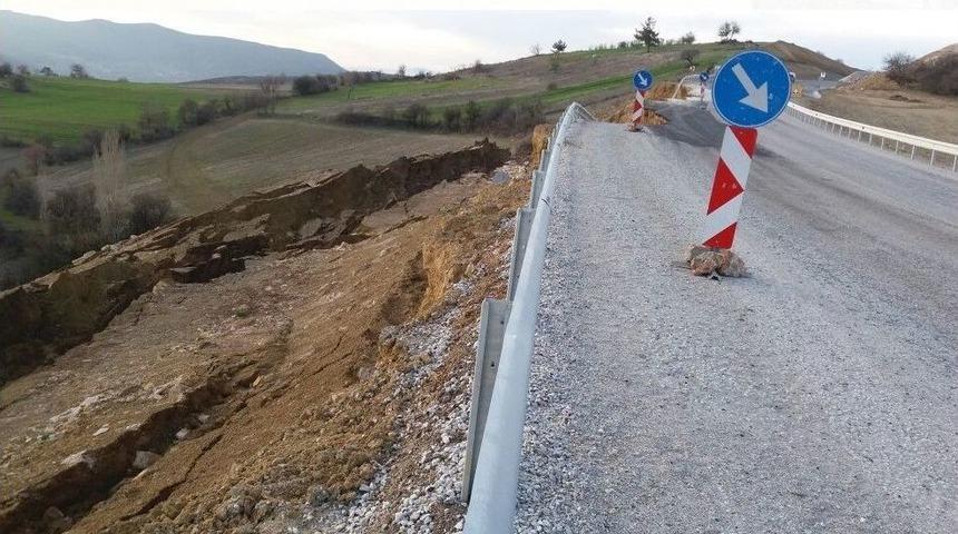 Tavşanlı-emet Karayolu Heyelan Nedeniyle Kısmen Kapandı