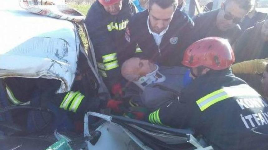 Otomobil Elektrik Direğine &Ccedil;arptı: 1 Ağır Yaralı