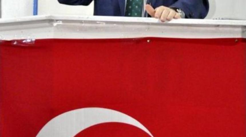 &Uuml;mit &Ouml;zdağ: Hollanda Krizinde Başbakan Istifasını Verdi Mi? (2)