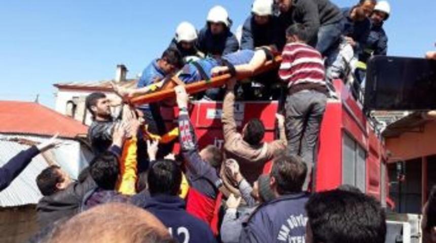 Van&rsquo;da Elektrik Akımına Kapılan Gen&ccedil; Hastaneye Kaldırıldı