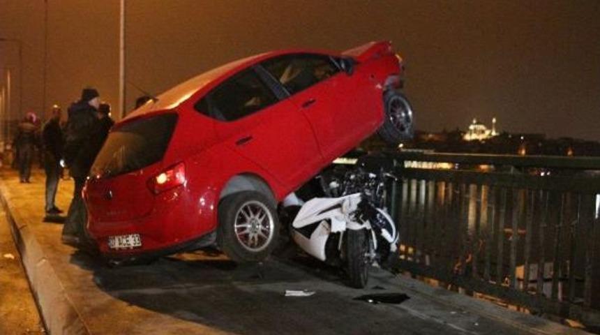 Unkapanı K&ouml;pr&uuml;s&uuml;'nde Otomobil Balık Tutanların Arasına Daldı: 1 Ağır, 2 Yaralı