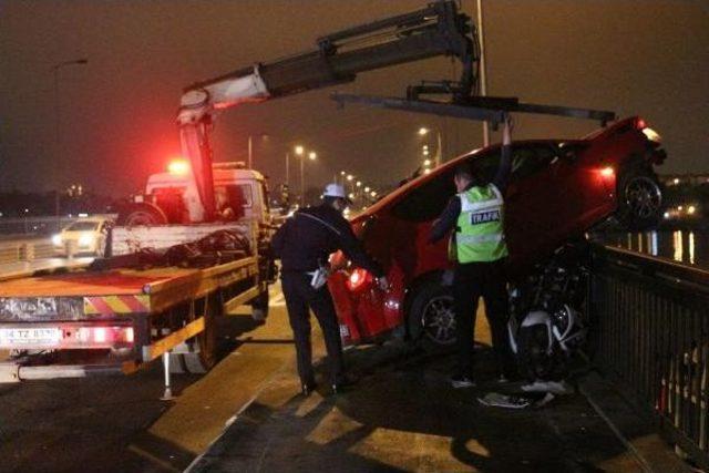 Unkapanı Köprüsü'nde Otomobil Balık Tutanların Arasına Daldı: 1 Ağır, 2 Yaralı